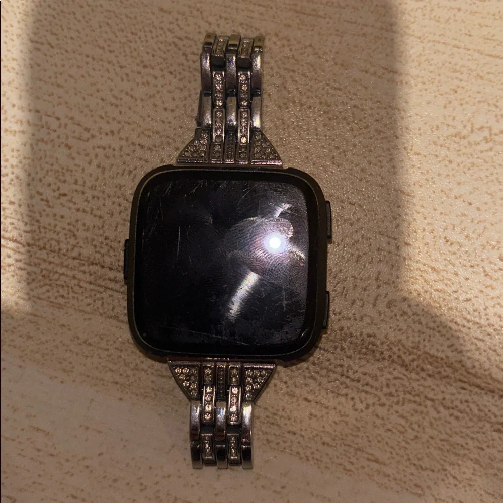 FITBIT WOMEN’S FITNESS TRACKER, Great Used Condition! Comes w/ Charger and Band